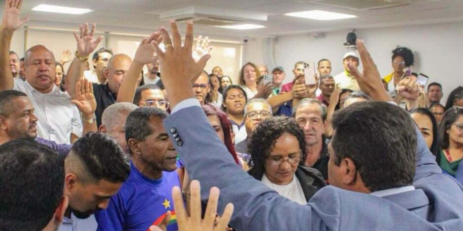 Joel da Harpa em reuni&atilde;o com conselheiros tutelares.