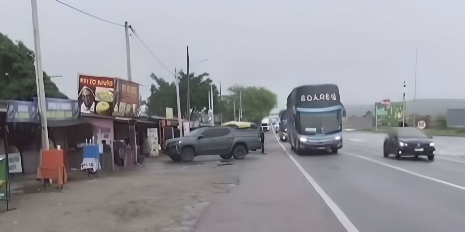 Barracas irregulares na BR-232 em Bezerros.