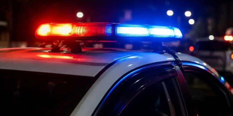 Viatura policial com sirene ligada.