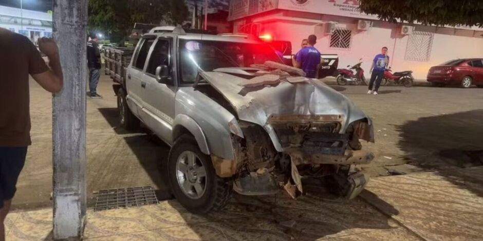Ve&iacute;culo avan&ccedil;ou em alta velocidade contra multid&atilde;o; dianteira ficou destru&iacute;da.