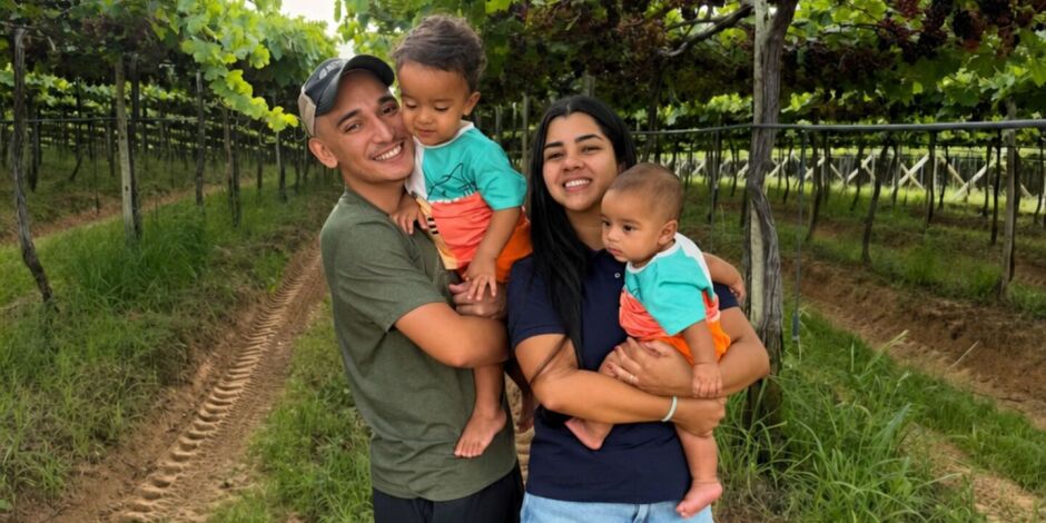 Jo&atilde;o Gomes e a fam&iacute;lia em sua fazenda de uvas em Petrolina.