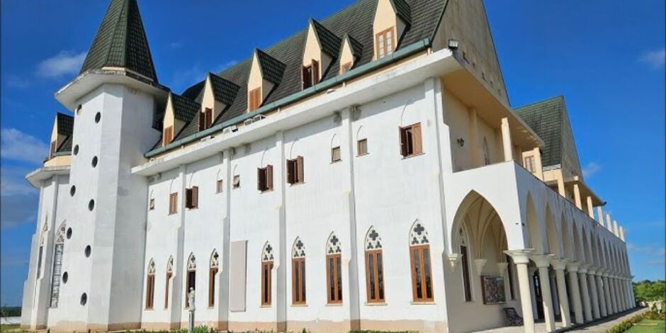 J&aacute; viu esse "castelo" na BR-232? Conhe&ccedil;a o mosteiro que une f&eacute; e beleza no Grande Recife