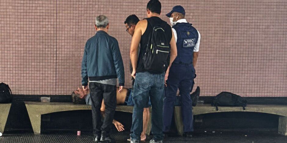 Funcion&aacute;rio da CBTU e outros passageiros tentaram reanimar o homem.