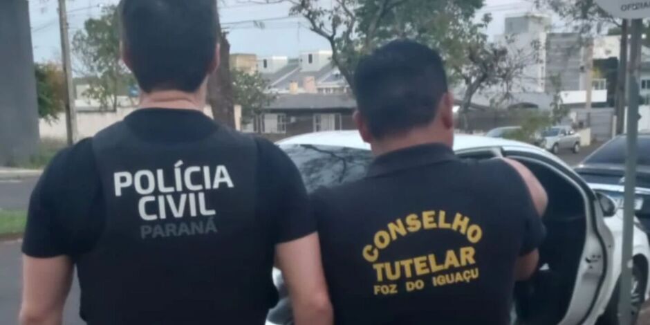 Pol&iacute;cia prende casal suspeito de vender filho.