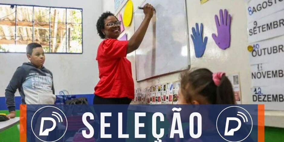 Professora ensinando alunos. 