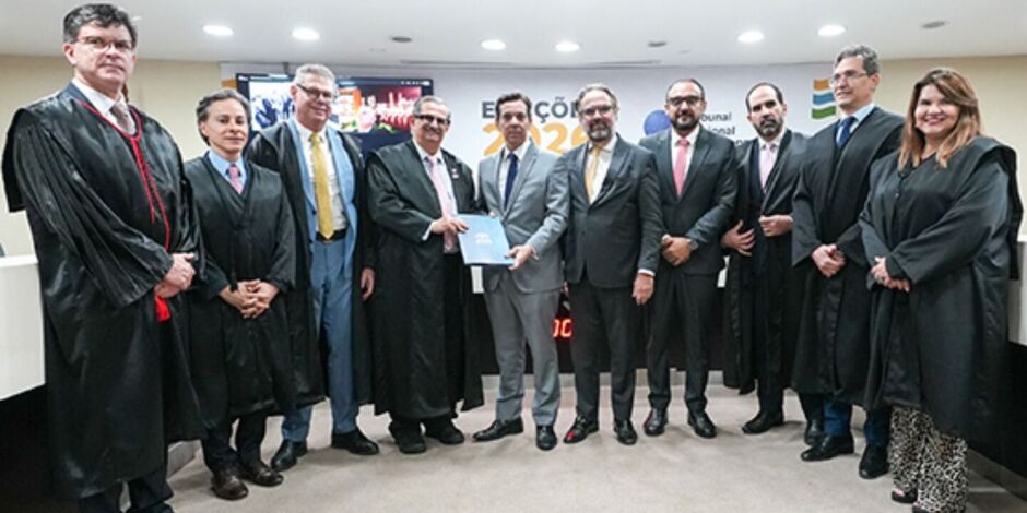 O Tribunal de Contas de Pernambuco (TCE-PE) entregou ao Tribunal Regional Eleitoral de Pernambuco (TRE-PE), nesta quinta-feira, 13 de agosto, a rela&ccedil;&atilde;o. 