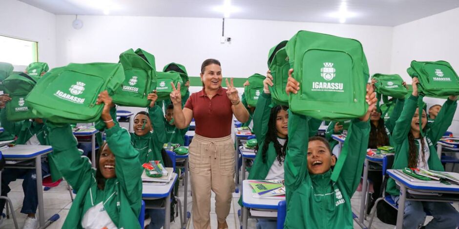 Prefeita Professora Elcione Ramos em escola de Igarassu