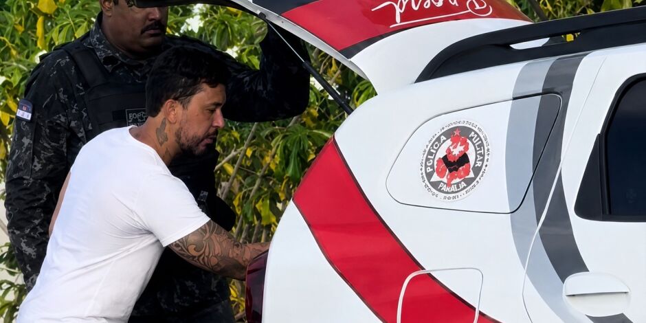 Carlinhos Maia usando viatura da PM em pegadinha 