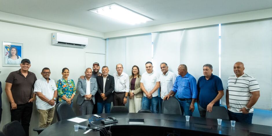 Mano Medeiros em reuni&atilde;o com representantes do transporte p&uacute;blico