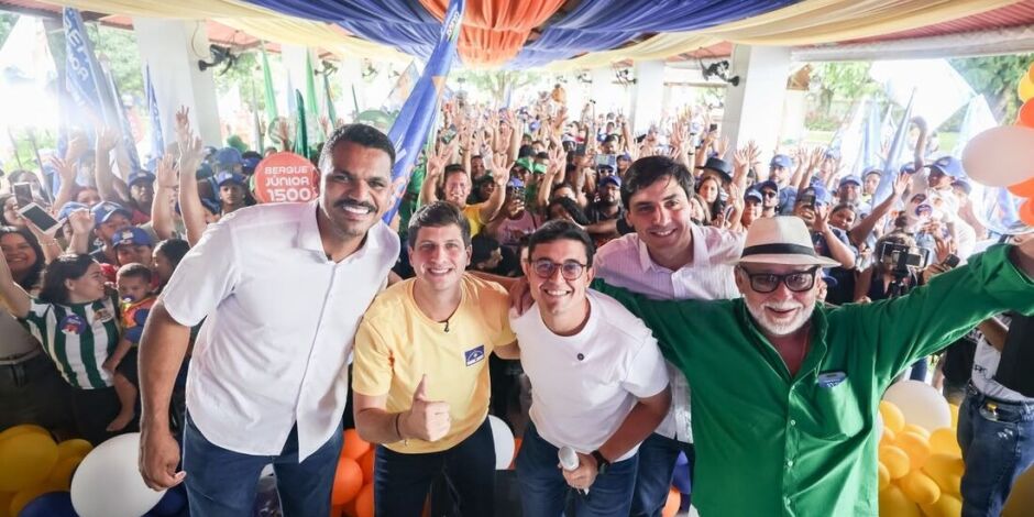 Jo&atilde;o Campos em ato de campanha no bairro da Guabiraba, no Recife