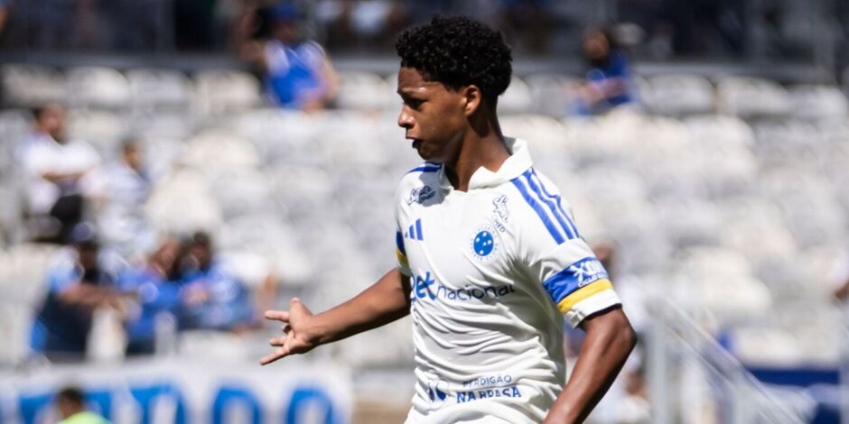 Z&eacute; Lucas fez sua estreia pelo Cruzeiro.