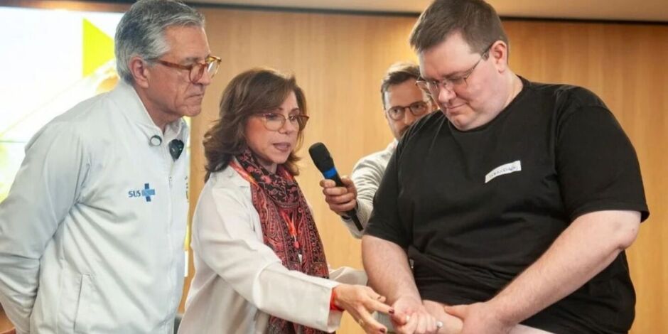 Ministro da Sa&uacute;de, Alexandre Padilha, acompanha aplica&ccedil;&atilde;o de caneta emagrecedora.