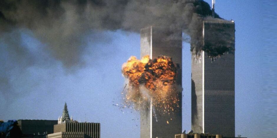Imagens das duas torres g&ecirc;meas de Nova York repletas de fuma&ccedil;a.