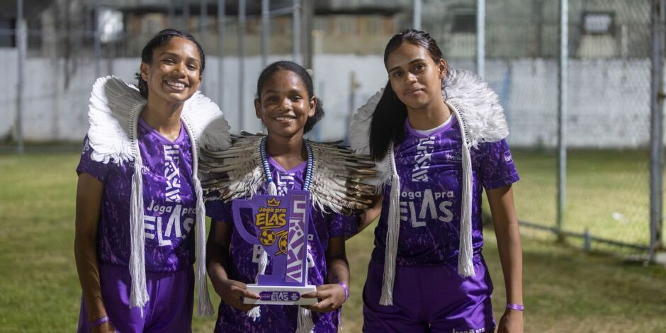 Atletas Pankararu comemorando trof&eacute;u do Joga Pra Elas.