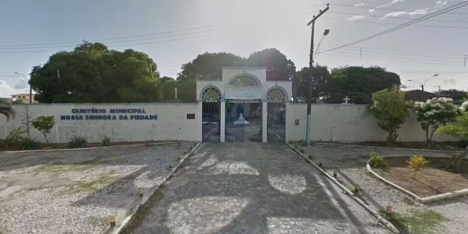 Cemit&eacute;rio na Ilha de Itamarac&aacute;.