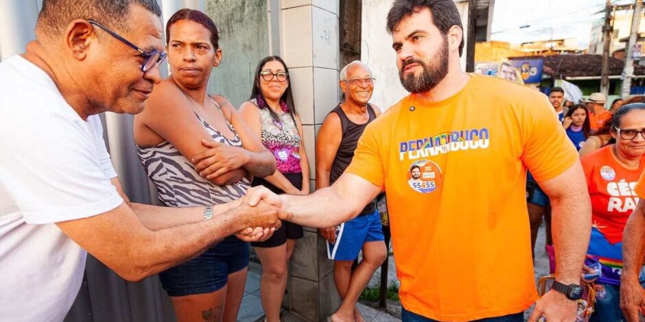 C&eacute;sar Ramos durante agenda de campanha em Abreu e Lima.