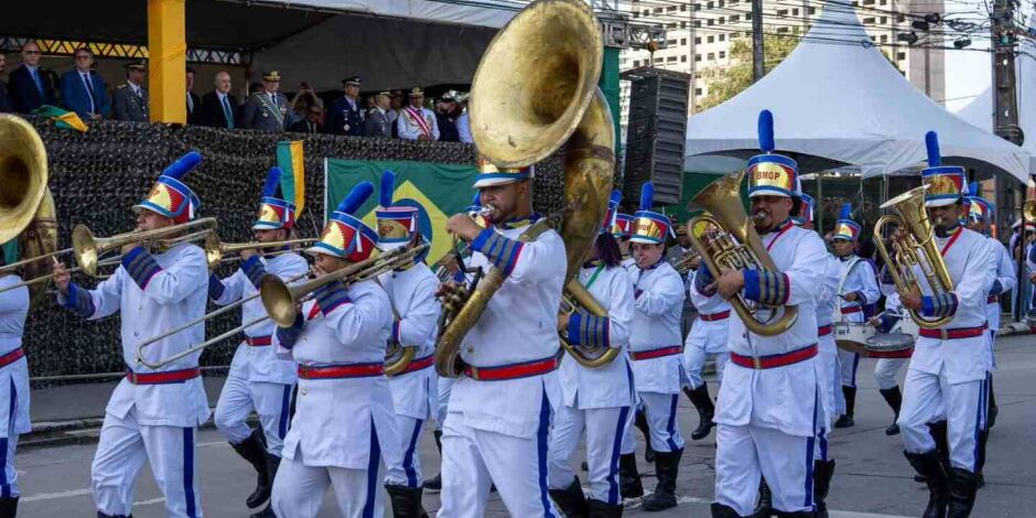 Desfile c&iacute;vico-militar de 7 de Setembro no Recife.