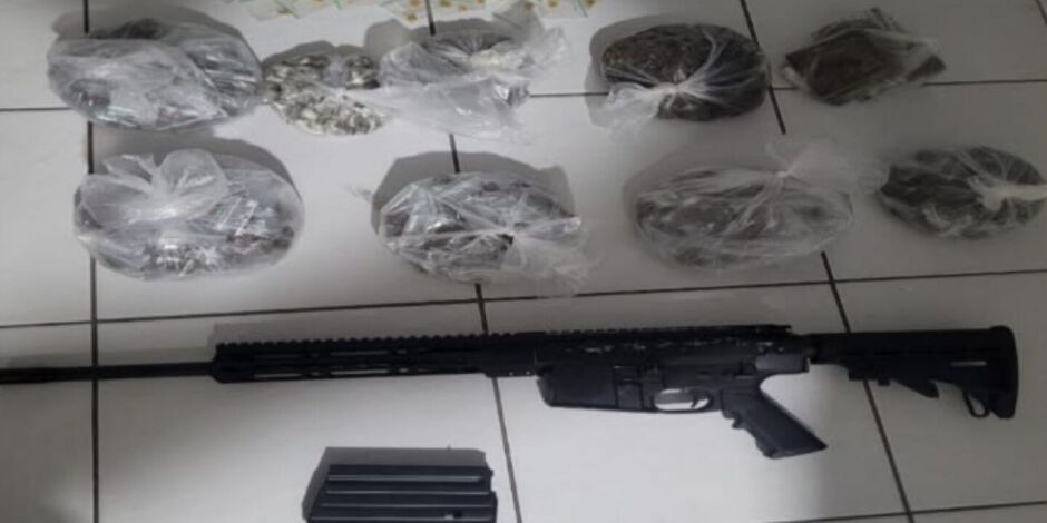Drogas e fuzil apreendidos pela Pol&iacute;cia Militar.