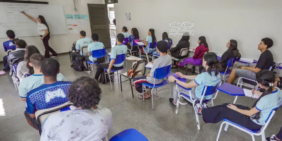 Estudantes em uma sala de aula. 