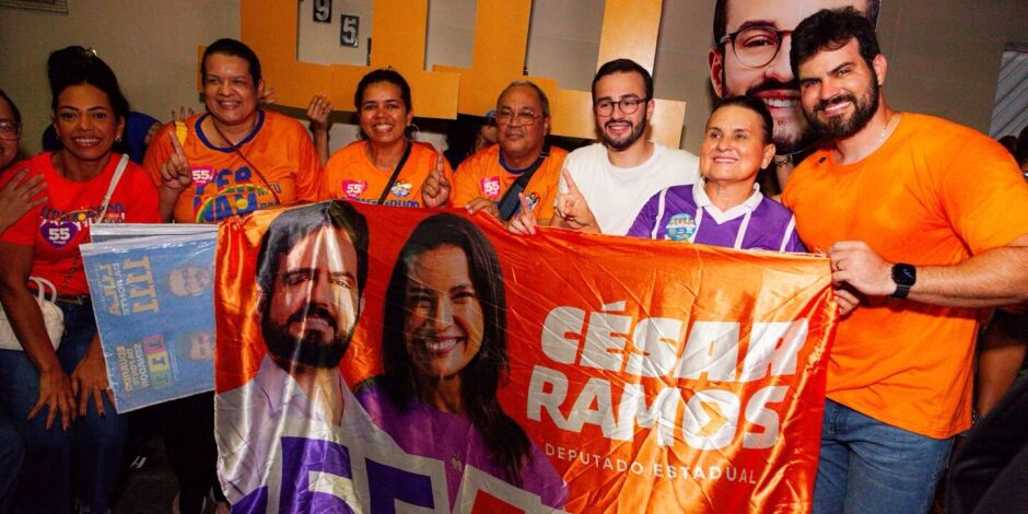 O candidato a deputado estadual C&eacute;sar Ramos (PSD) em  uma caminhada pelas ruas do Centro de Igarassu, na Regi&atilde;o Metropolitana do Recife.