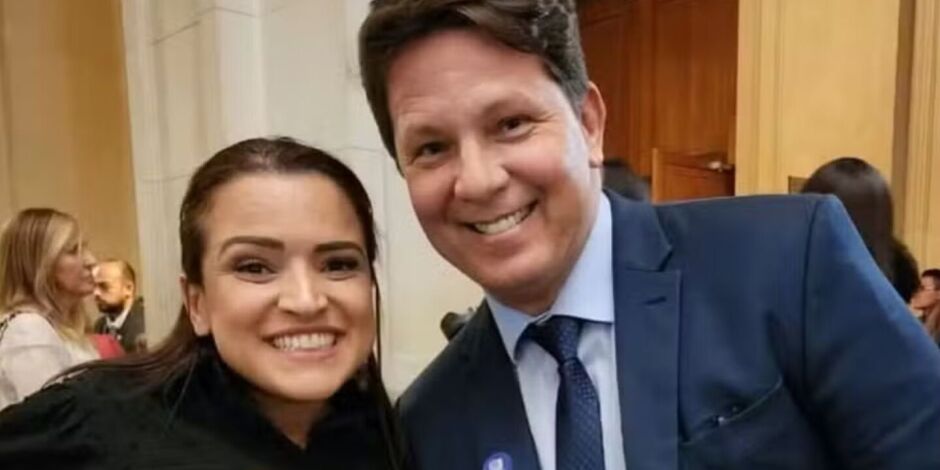 M&aacute;rio Frias, ex-secret&aacute;rio no governo Bolsonaro e Karina Gama, dona da produtora respons&aacute;vel pela realiza&ccedil;&atilde;o do filme "Dark Horse".