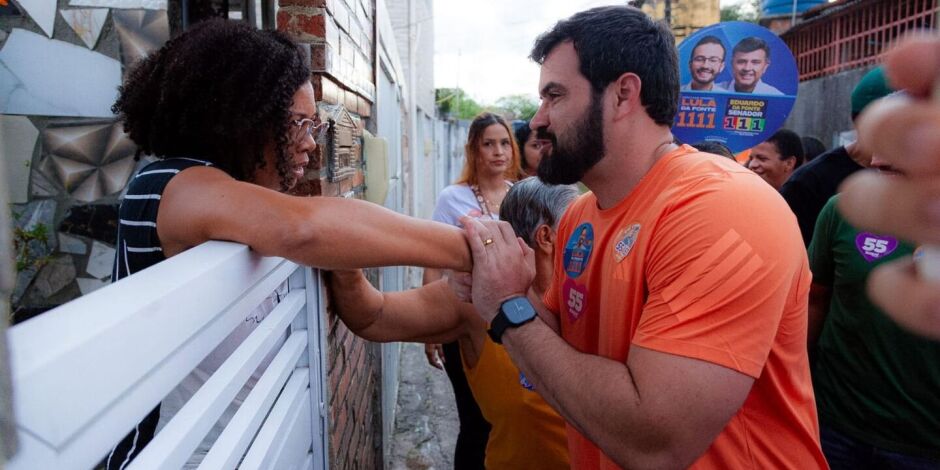 O candidato a deputado estadual C&eacute;sar Ramos (PSD) realizou uma caminhada de porta a porta.