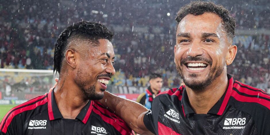 Bruno Henrique e Danilo comemorando vit&oacute;ria em cima do Corinthians.