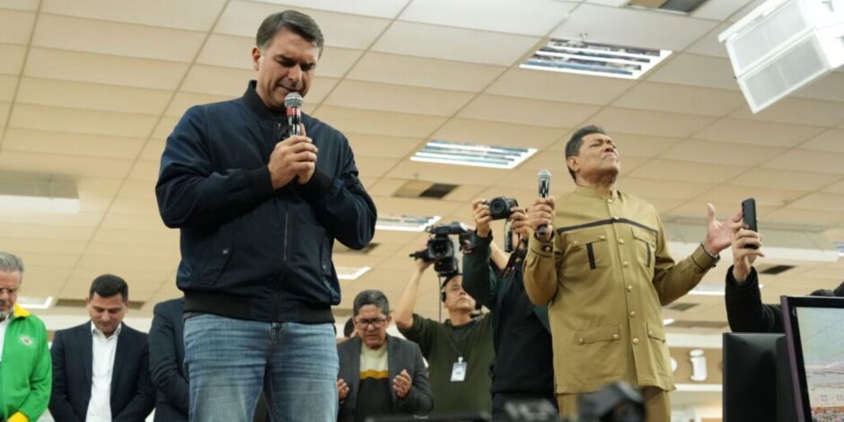 Fl&aacute;vio Bolsonaro faz ora&ccedil;&atilde;o.