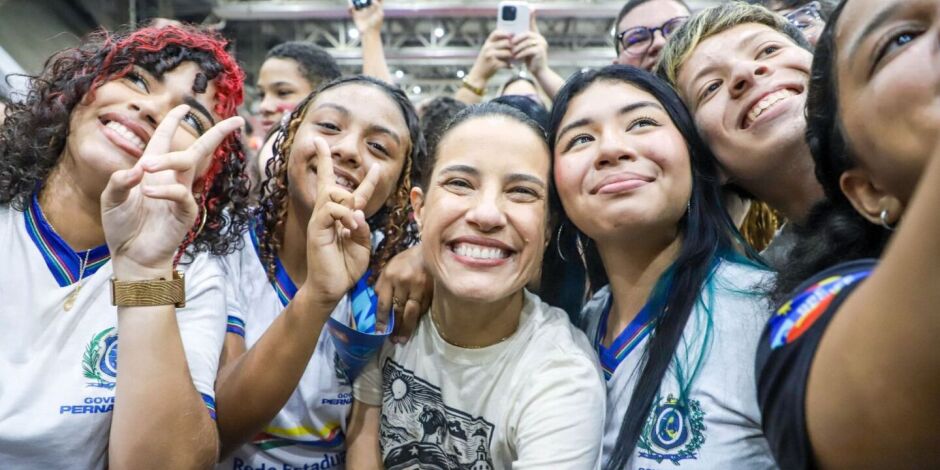 Raquel Lyra em encontro com estudantes