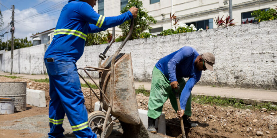  Prefeitura do Paulista iniciou as obras de pavimenta&ccedil;&atilde;o da Rua Rui Barbosa, localizada no bairro do Janga.