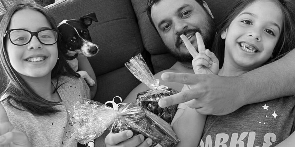 Ant&ocirc;nio Zardin Filho ao lado das filhas, Maria Fernanda e Maria Carolina, e da cachorrinha Lola.