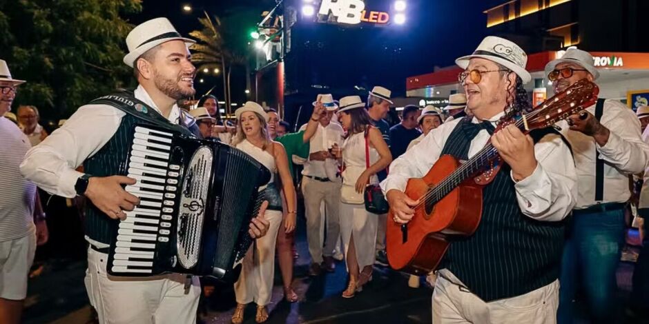 Serenata da Nossa Petrolina percorre as ruas do Centro com apresenta&ccedil;&otilde;es.