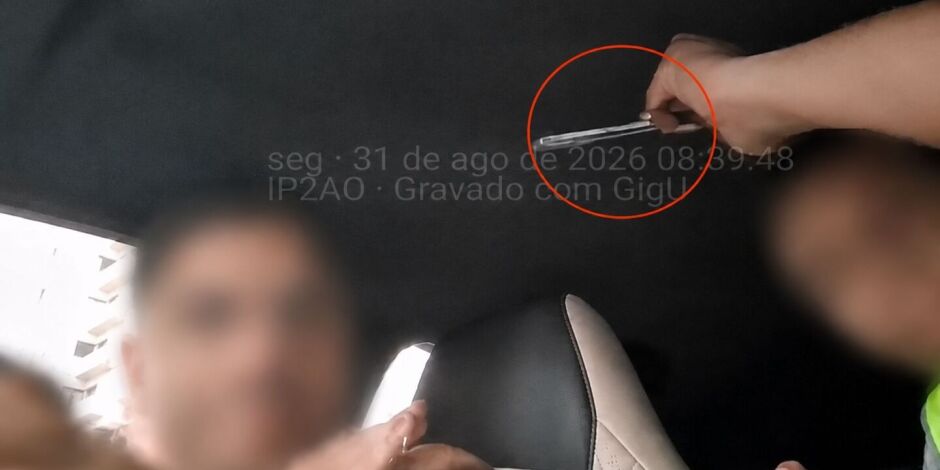 C&acirc;mera instalada no ve&iacute;culo registrou o momento em que o homem foi atacado.