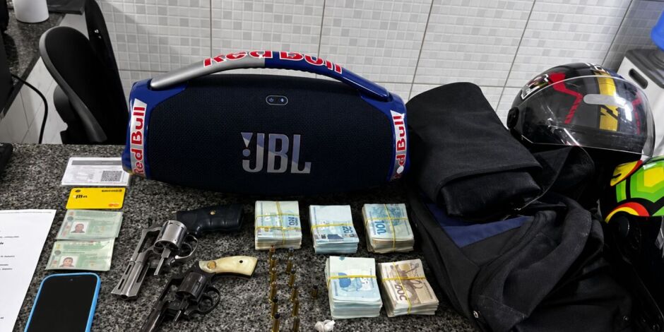 Pol&iacute;cia apreendeu armas, muni&ccedil;&atilde;o, celular e o valor roubado.
