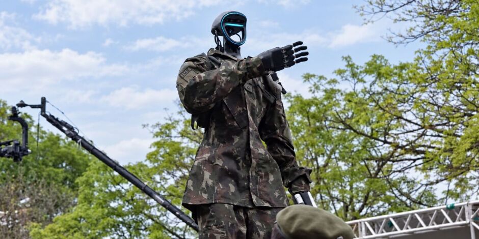 Human&oacute;ide foi apresentado como um projeto ligado ao Instituto Militar de Engenharia (IME).