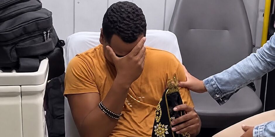 Robert Astro se emocionou ao ser recebido por familiares, amigos e f&atilde;s.