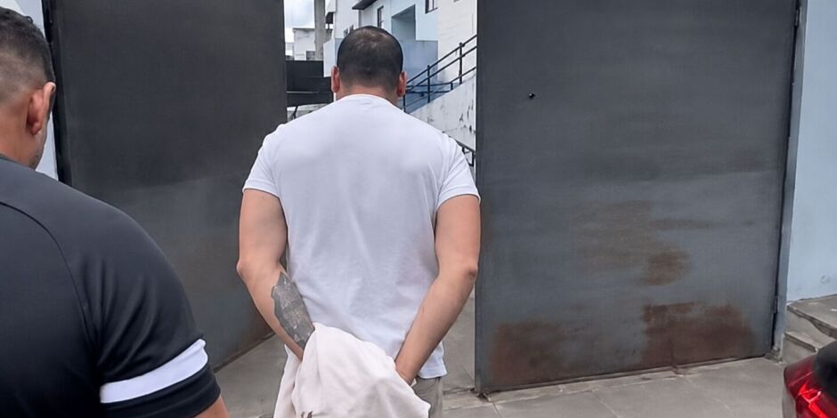 Dentista foi localizado por equipes do Denarc em uma cl&iacute;nica no bairro Rendeiras.