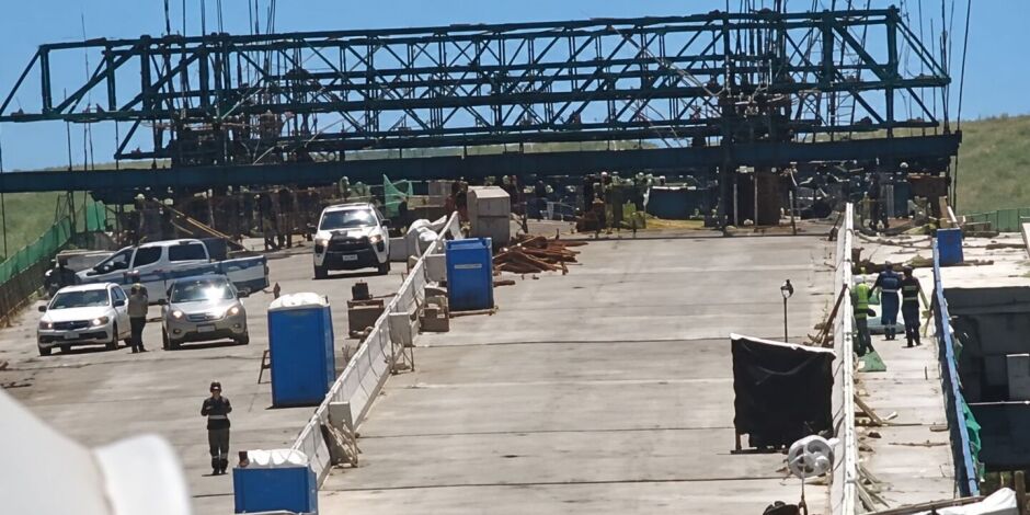 Desabamento de estrutura utilizada na constru&ccedil;&atilde;o da Ponte do Futuro, em Cabedelo.
