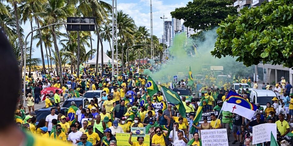 Protesto na Avenida Boa Viagem em 2020.