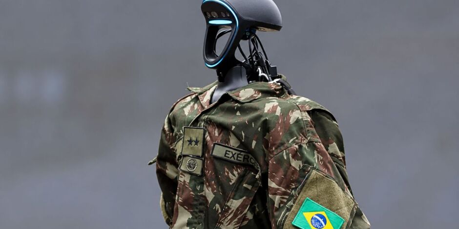Rob&ocirc; human&oacute;ide do Ex&eacute;rcito Brasileiro.