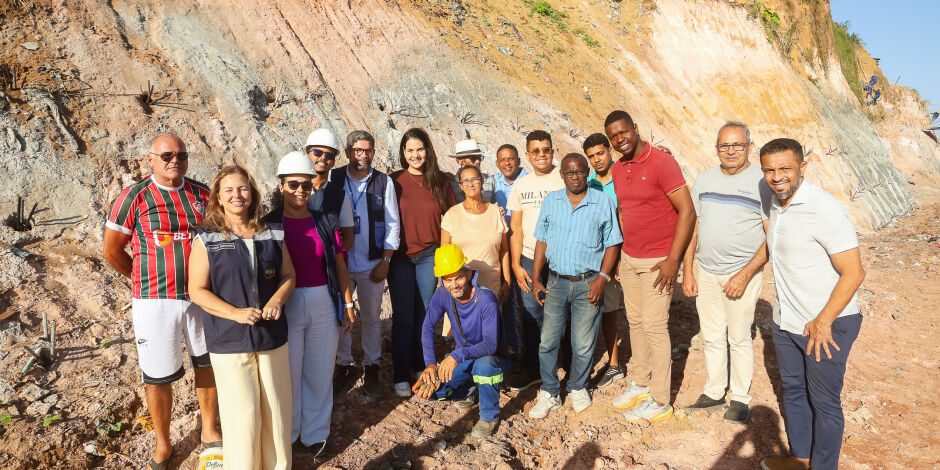 Prefeita Mirella em visita a obras de encostas em Olinda