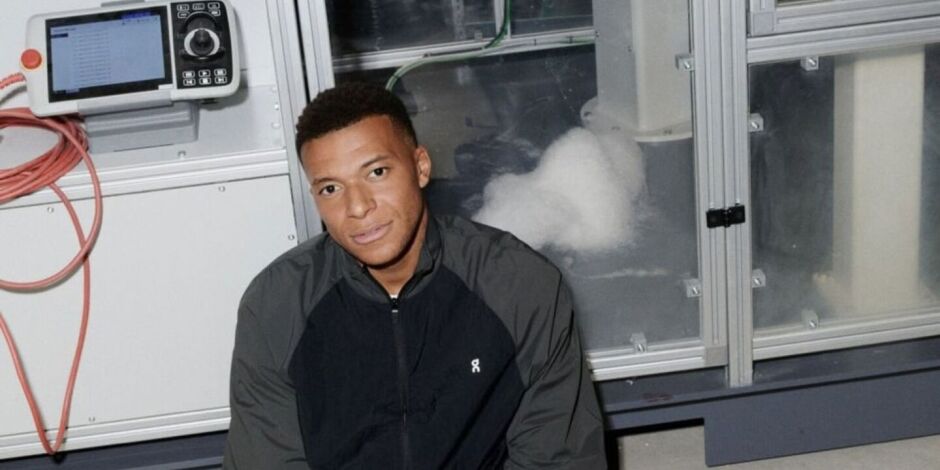 Mbapp&eacute; assina com a ON.
