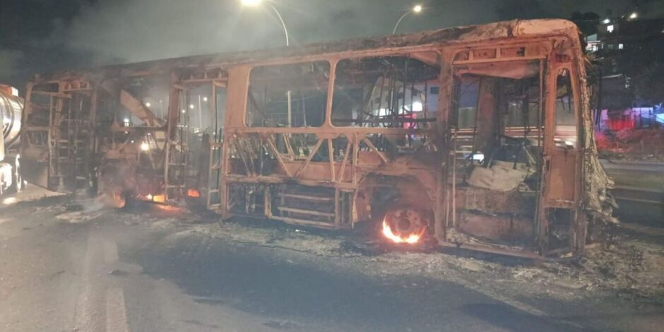Um &ocirc;nibus foi incendiado durante um protesto na BR-101, na comunidade dos Milagres, no bairro do Ibura, Zona Sul do Recife. 