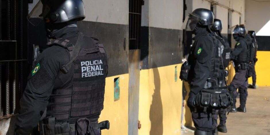 Opera&ccedil;&atilde;o policial em pres&iacute;dio.