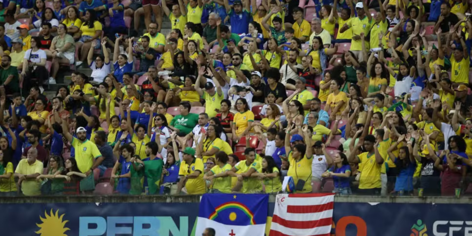 Torcida presente na Arena de Pernambuco no amistoso entre Brasil e Jamaica