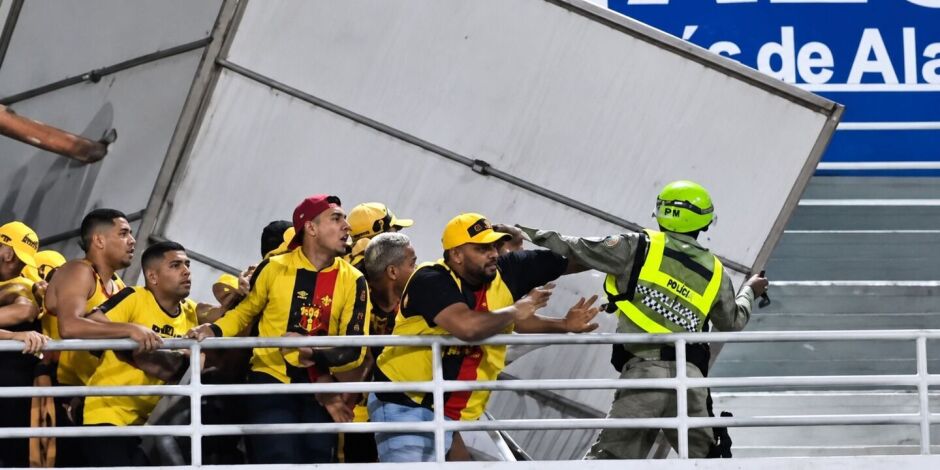 Torcedor que bateu em policial se entregou para Pol&iacute;cia.