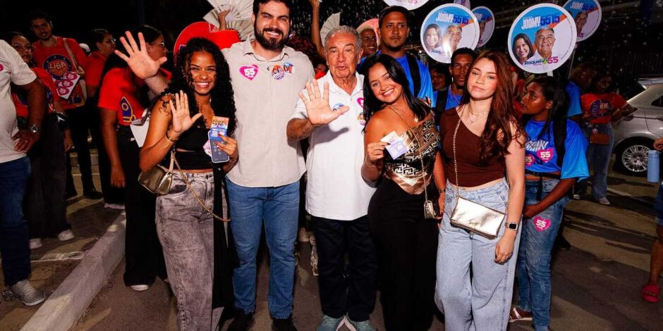 Candidato a deputado estadual, C&eacute;sar Ramos, prestigia Desfile C&iacute;vico de Ara&ccedil;oiaba.