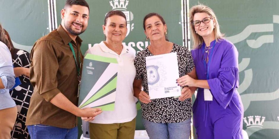 Prefeita Elcione entrega t&iacute;tulos fundi&aacute;rios para moradores da Vila Saramandaia.