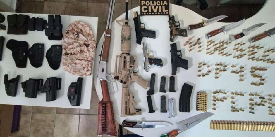 Armas e muni&ccedil;&otilde;es apreendidas pela Pol&iacute;cia Civil.
