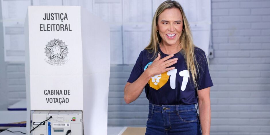 Celina Le&atilde;o durante vota&ccedil;&atilde;o no 1&deg; turno.